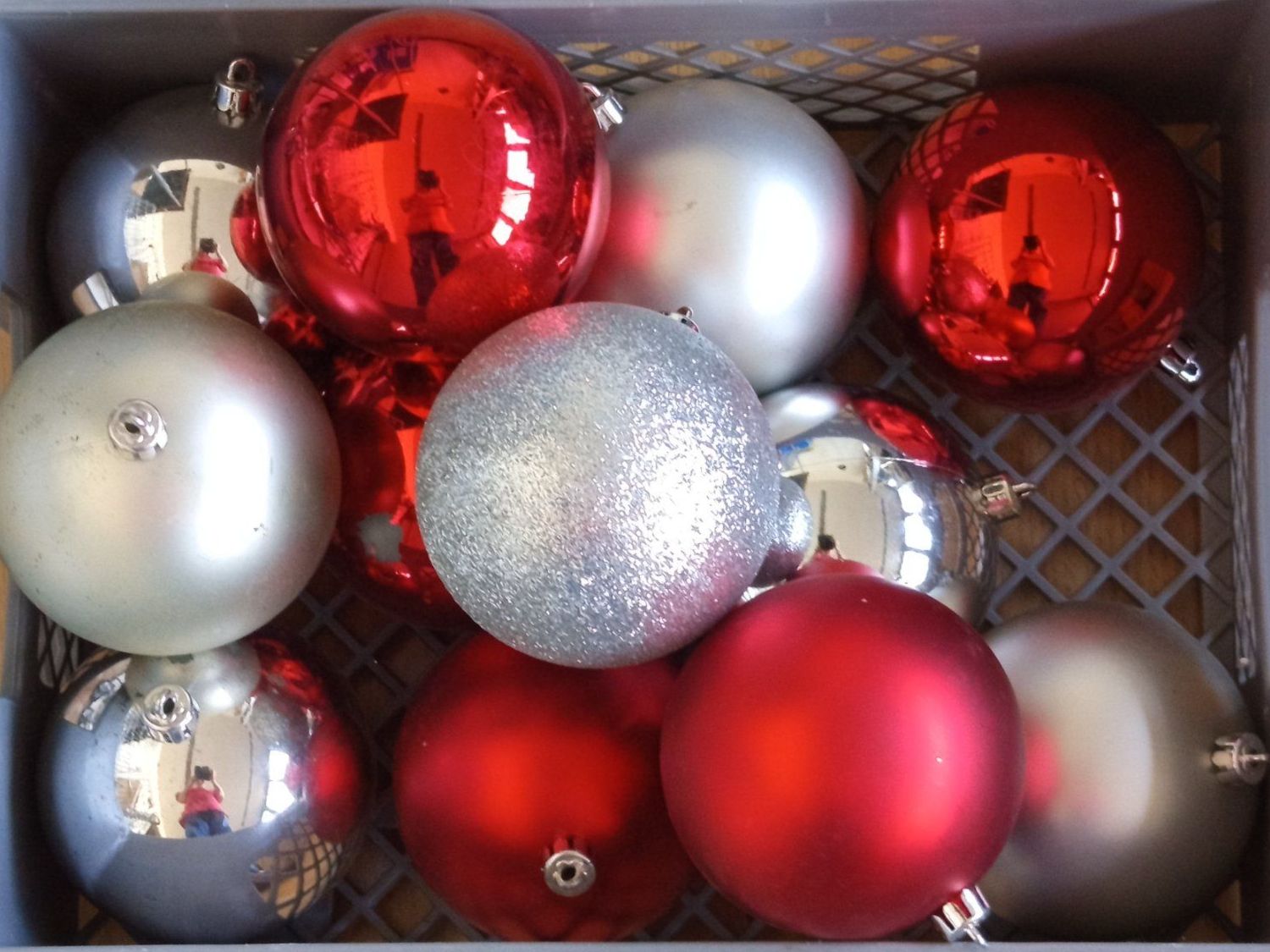Toutes les décorations: 12 Weihnachtskugeln rot und silber ⌀ 10 cm – D'occasion à Brüttisellen par VideoGang
