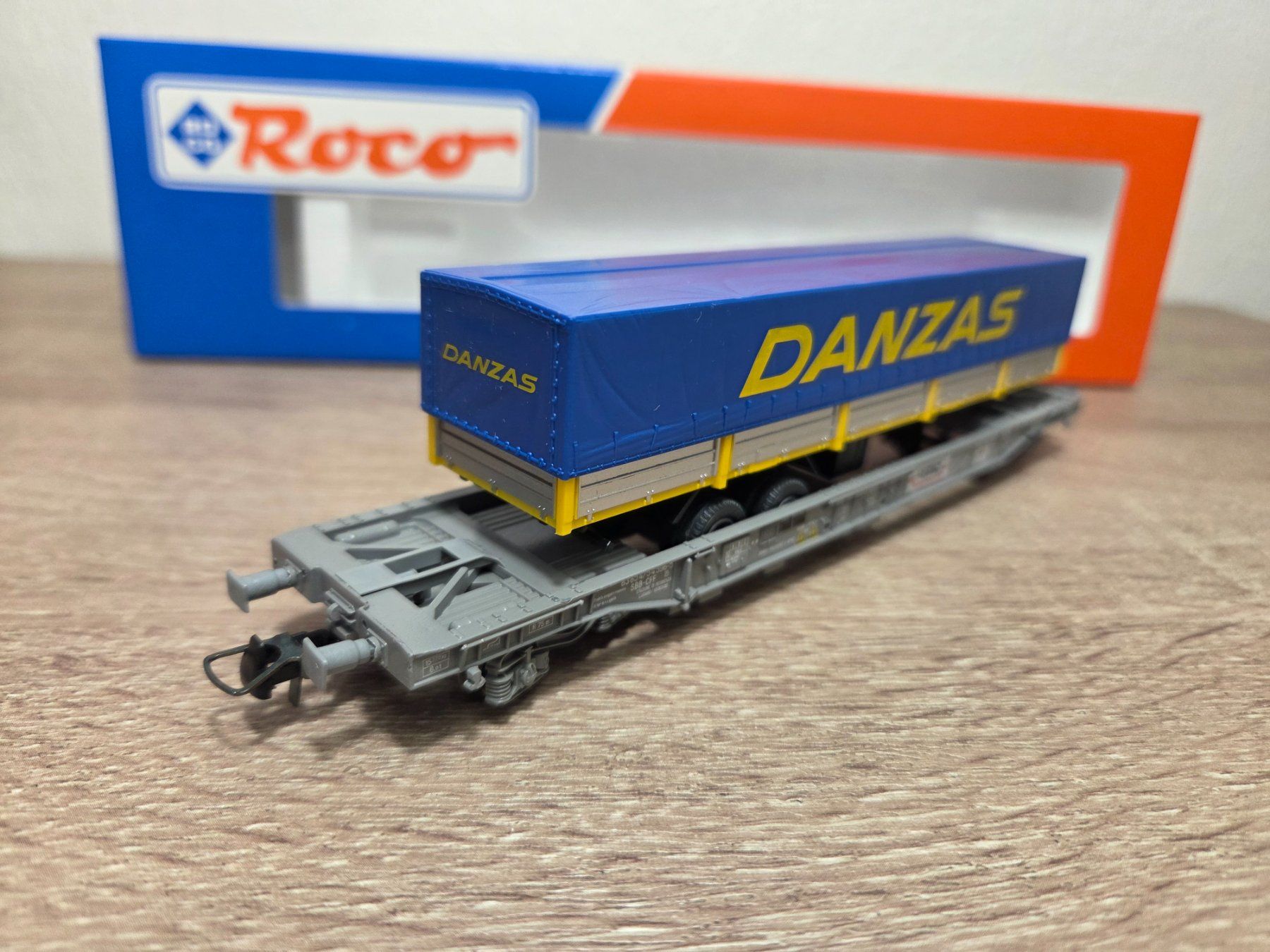 Roco Modellini di ferrovie: Roco 46355 Containerwagen Danzas SBB H0 – Nuovo e nell'imballaggio originale da St-Aubin-Sauges venduto da Lo_Go 2