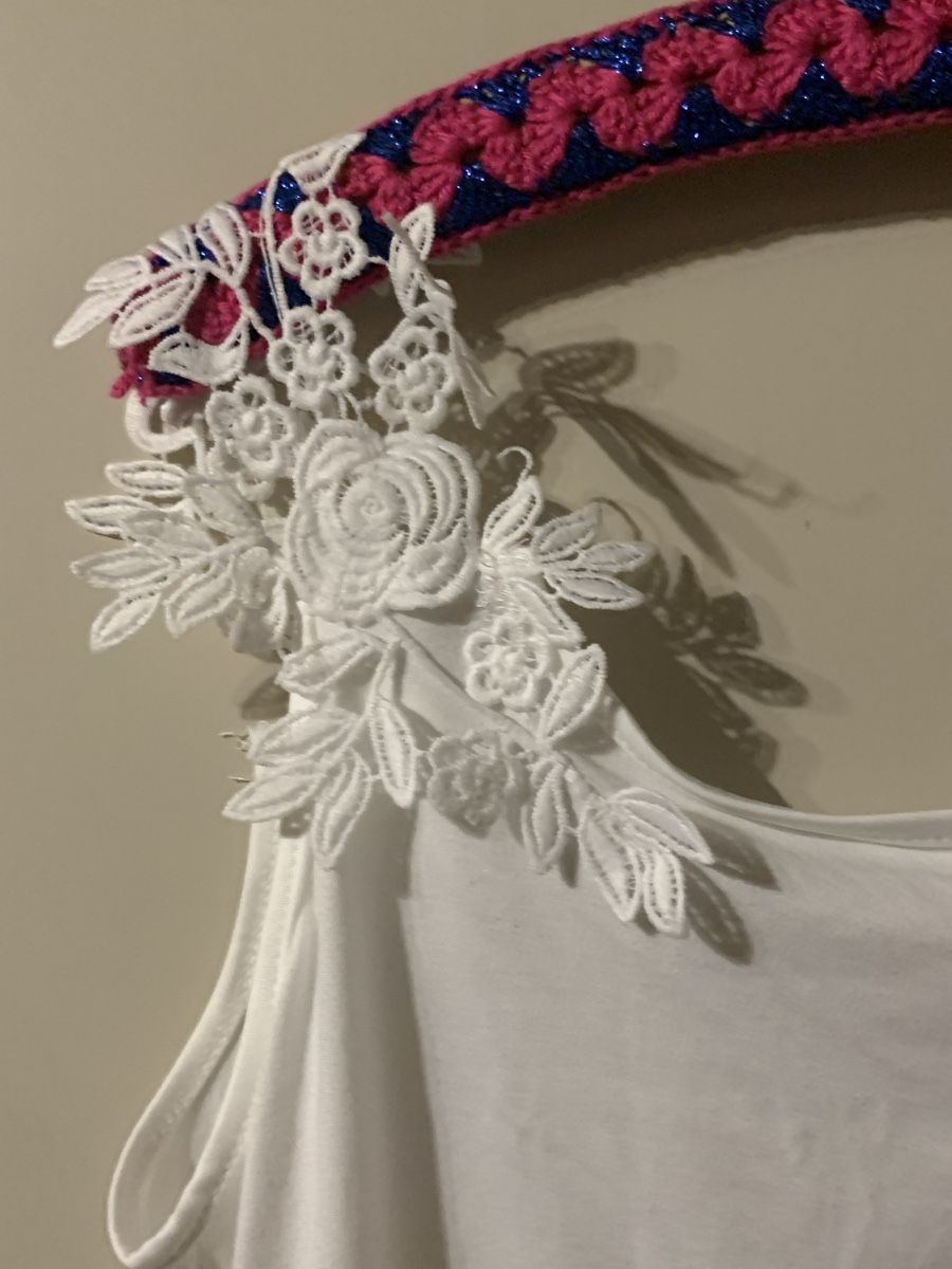 Tops: Weiss Top Blumenapplikation Grösse M gebraucht  – Gebraucht aus Laufen von Nivo33 1