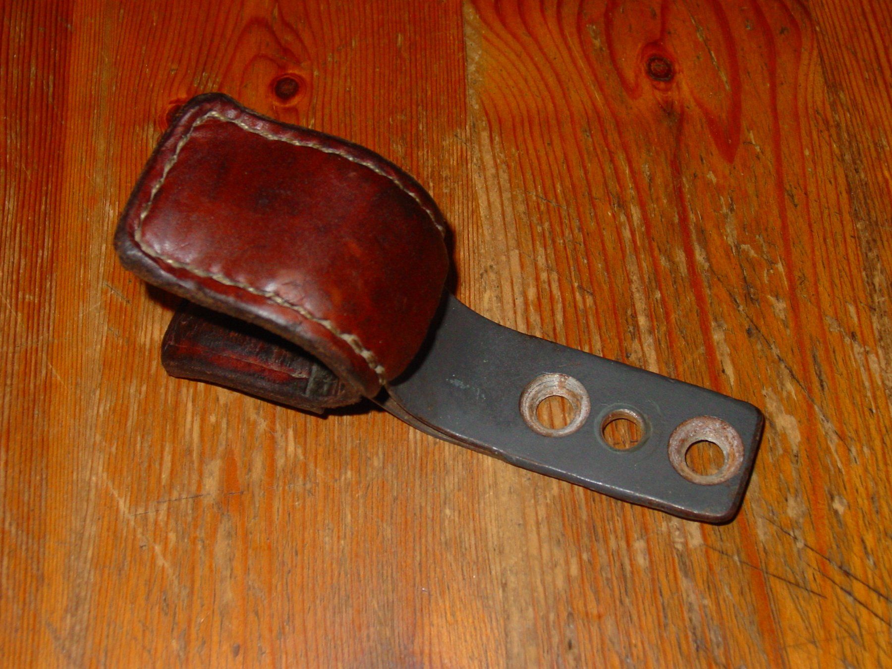 Jeep Tutti pezzi di ricambio auto: Willys Jeep Gewehr Halter mit Leder. Rar! – Usato da Ursenbach venduto da shopverte