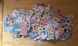 700 Gramm Briefmarken auf Papier