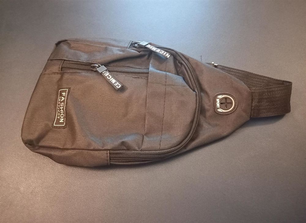 Borse: Schwarze Umhängetasche USB / Sacoche bandoulière noir USB – Nuovo (secondo la descrizione) da Lausanne venduto da novastoris