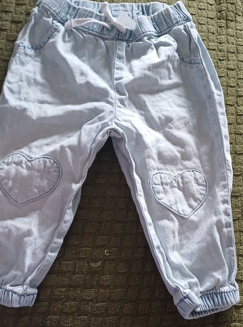 H&M Hosen: Süsse Mädchen Jeans mit Herzchen Grösse 74, – Gebraucht aus Riniken von Lessy-