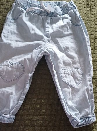 Süsse Mädchen Jeans mit Herzchen Grösse 74,