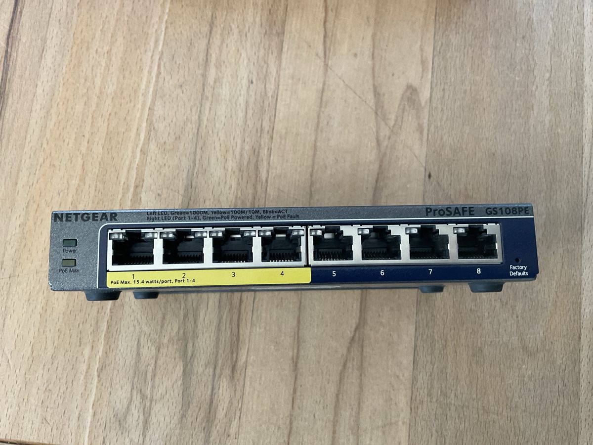 Netgear Hub & Switch: Netgear ProSafe Plus Switch with PoE GS108PE – Usato da niederlenz venduto da azl_vb9m 1