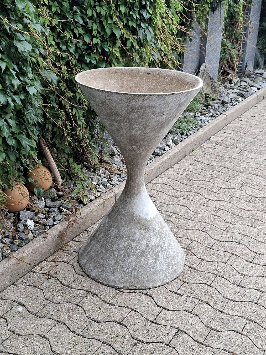 Eternit Vasi per fiori: Willy Guhl Eternitt Blumenspindel  – Usato da Ganterschwil venduto da HeidiuPeter 3