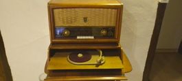 Radio antica con giradischi