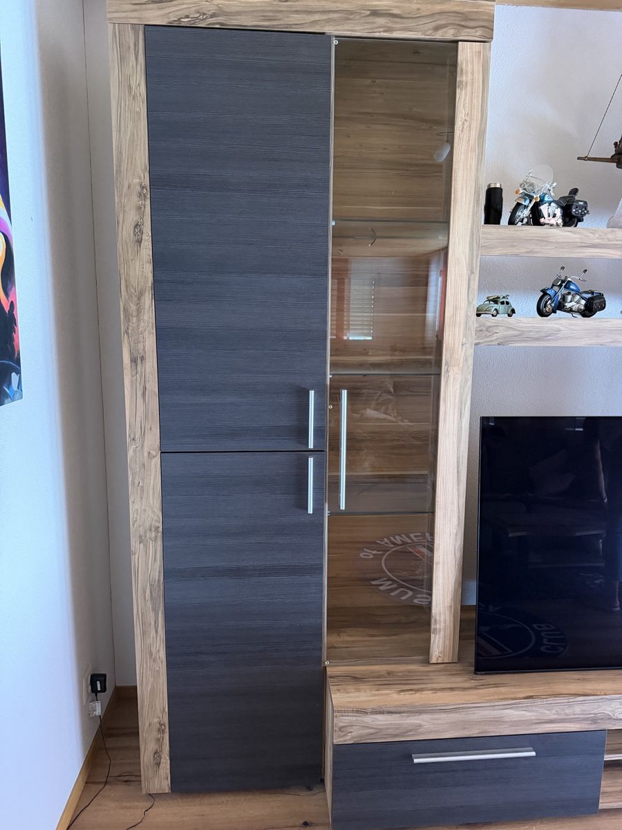 Scaffali: Wohnwand mit Vitrine und TV-Möbel – Nuovo (secondo la descrizione) da Meiringen venduto da Sokajina 1