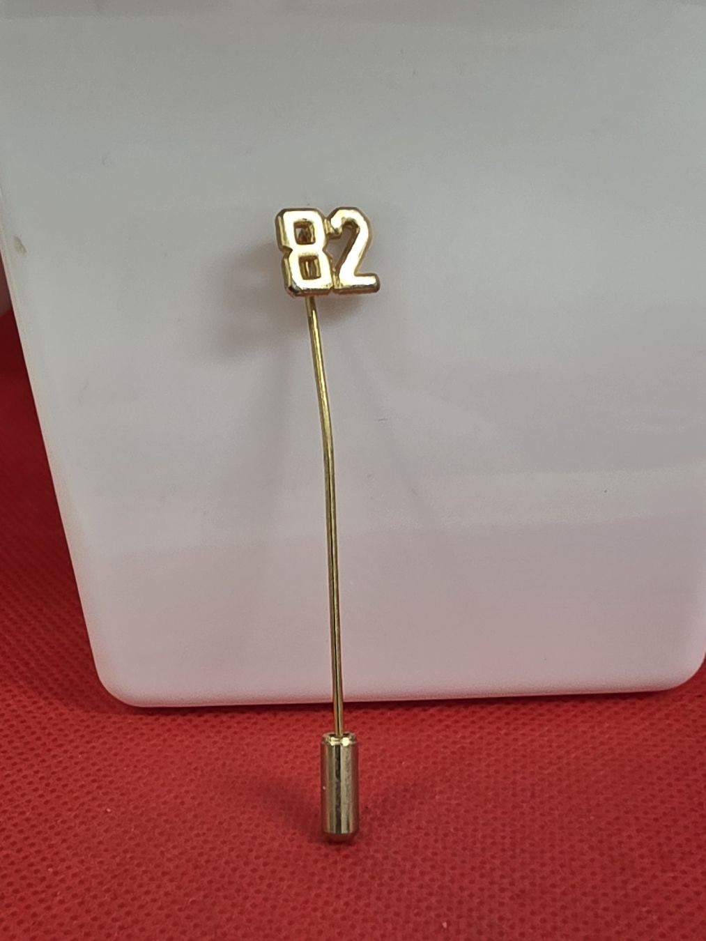 Plaketten & Abzeichen: Anstecker Nummer 82 Goldfarben – Gebraucht aus Herisau von Antiques.AR