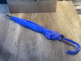 Regenschirm blau klassisch mit Rundhakengriff neuwertig