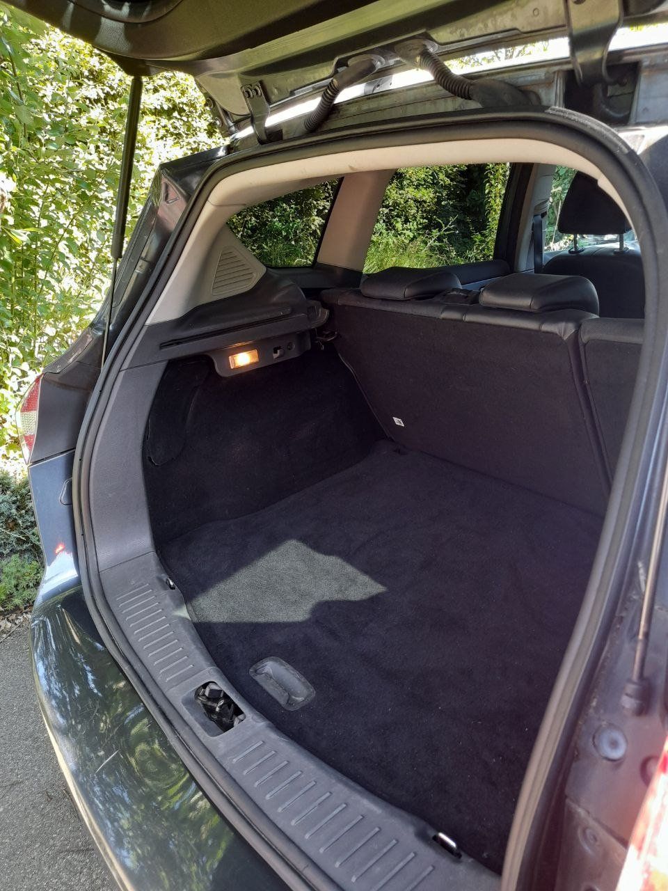 Ford Autos: Ford Kuga 2.0TDCi 4x4 – D'occasion à Uzwil par 7464 3