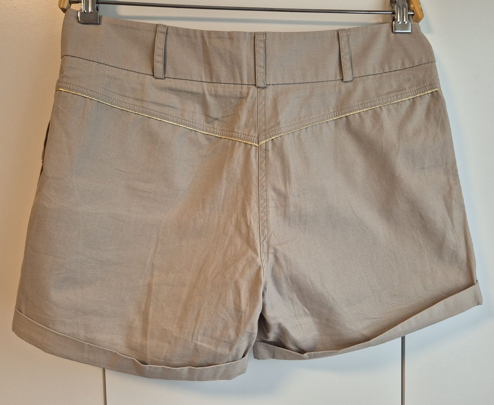 Maje Hosen: MAJE elegante shorts    beige - gold  Grösse 38 – Gebraucht aus Niederweningen von Obson 3