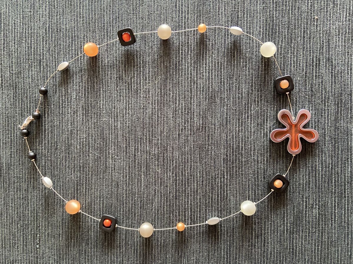 Catenine: Modeschmuck-Kette mit Blume und Perlen in Herbstfarben. – Usato da Dachsen venduto da Jimmy0