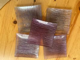 Lot de 5 assiettes décoratives en verre coloré, état neuf