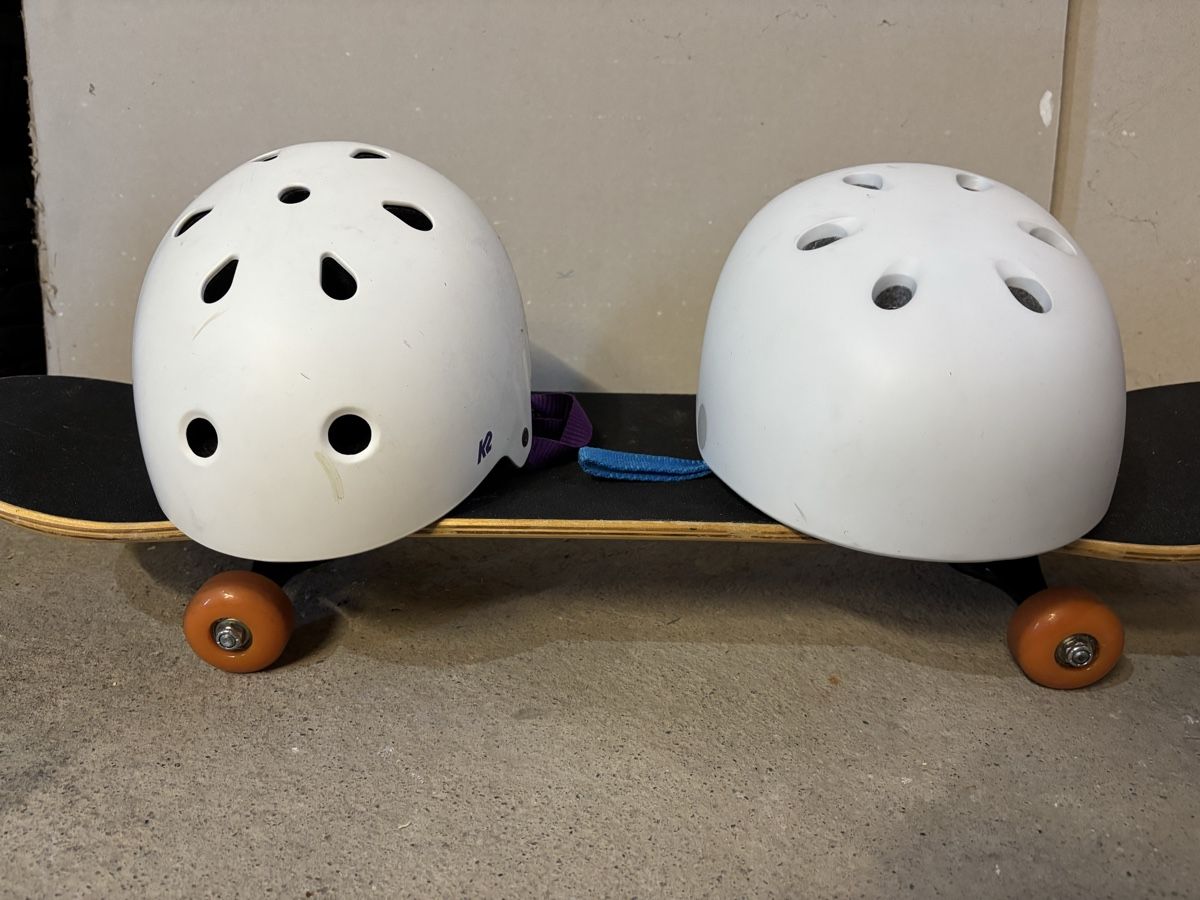 Skateboards: 2x Kinderhelm – D'occasion à Hägendorf par Bonafides-SO