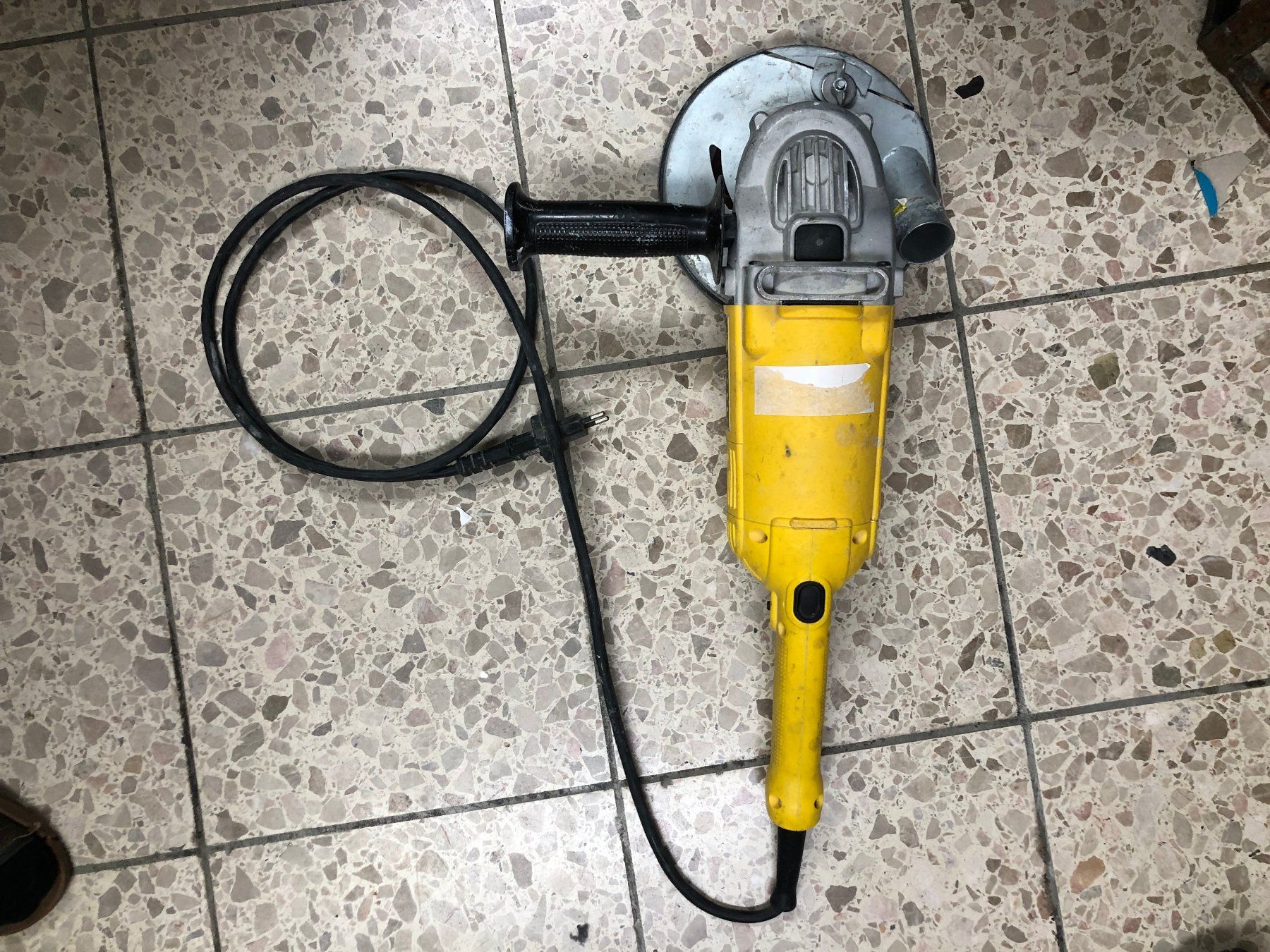 Schleifen & Polieren: Dewalt DWE 494 Betonschleifer – Gebraucht aus Uster von Deltabox 1