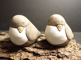 Zwei handgefertigte Vögel / Spatzen aus Terrakotta