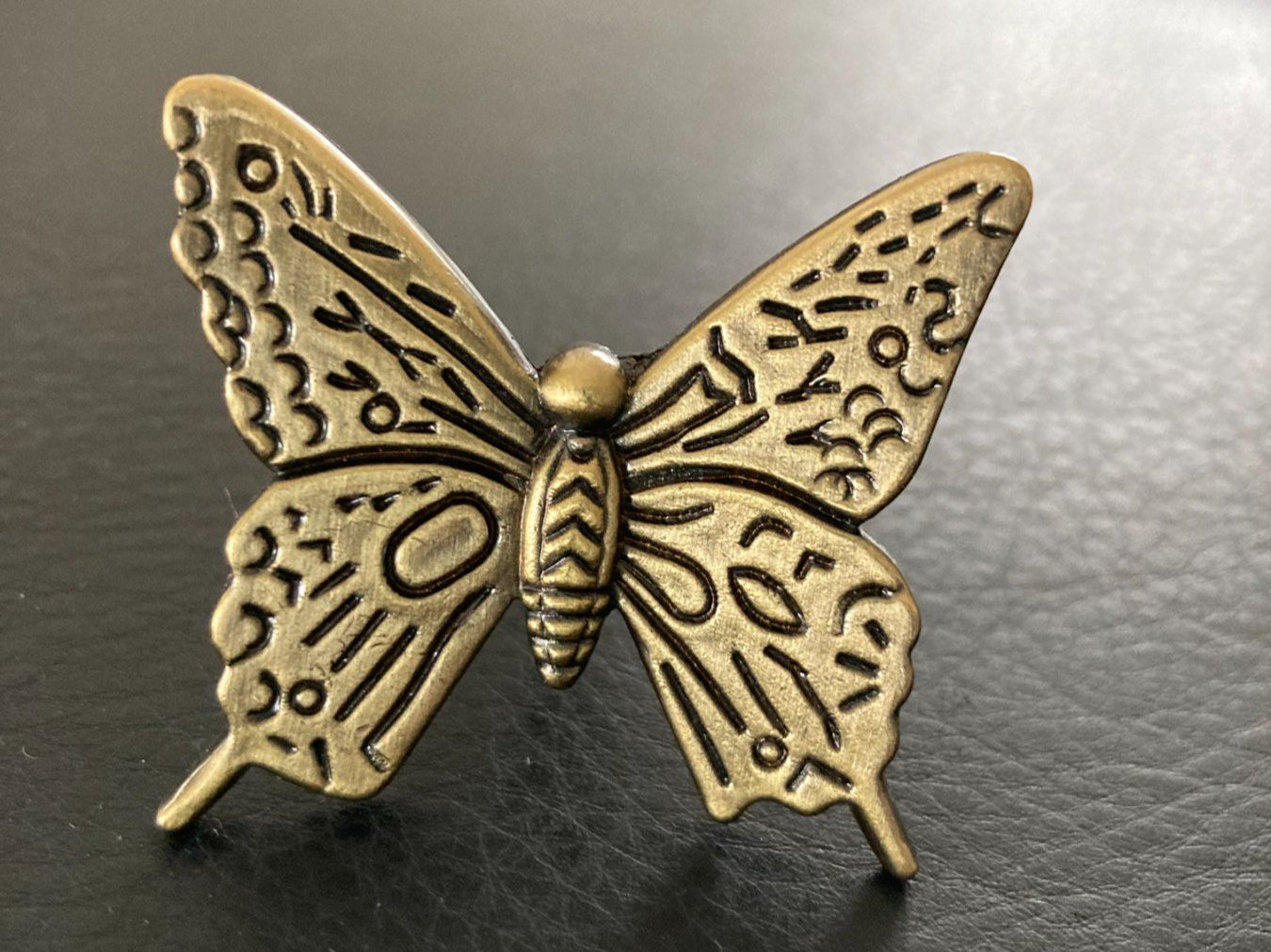 Tutte le decorazioni: MÖBELKNOPF  SCHMETTERLING  BUTTERFLY   FARBE:  BRONCE – Nuovo (secondo la descrizione) da Subingen venduto da Etageren