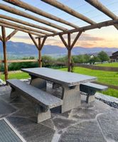 Freistehender Gartentisch aus Vallemaggia-Granit, handgefert
