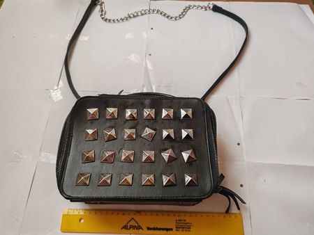 Handtasche schwarz Nieten mit Kette guter Zustand
