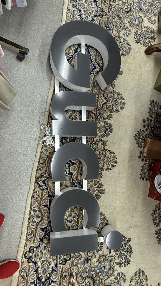Lampade: Gucci Leuchtbuchstaben Werbeschild 150 cm  – Usato da Lachen SZ venduto da HelvetiaLuxury 4