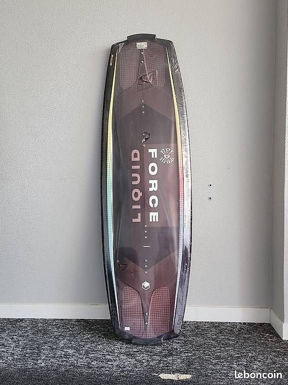 Tavole da surf e di nuoto: NEUF - LIQUID FORCE TRIP 135 wakeboard – Usato da Genève venduto da Fleur-Xuan