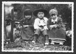 Trio Ticinese trè bambini con costumi