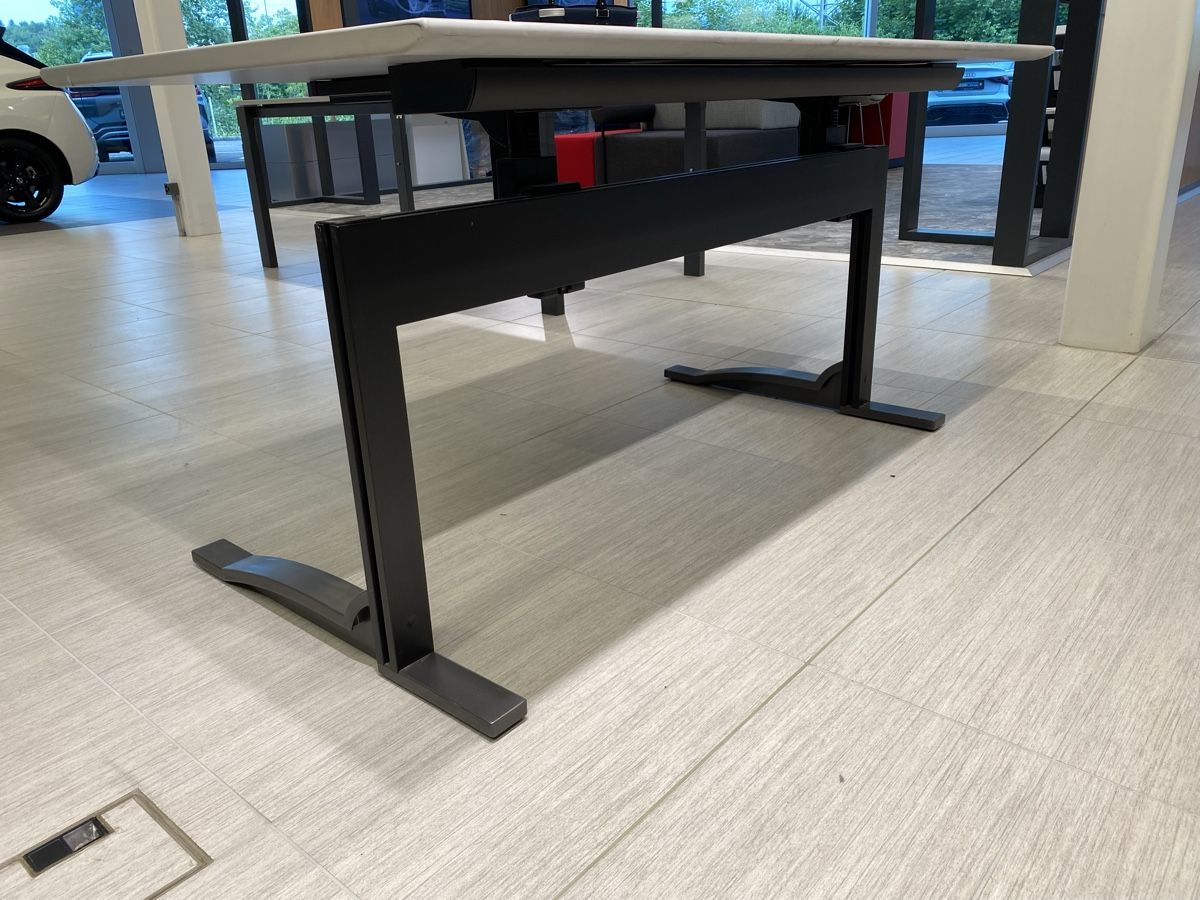 Schreibtische: Flexibel einstellbarer Schreibtisch oder Gamingtisch – Gebraucht aus Hägglingen von Karin0802 3
