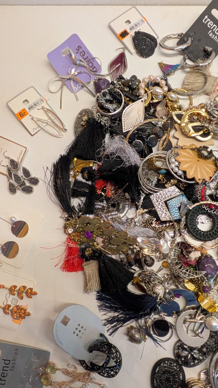 Ohrringe & -stecker: Modeschmuck, 2 Kilo Ohrringe, Ohrstecker – Gebraucht aus Ligornetto von Ligornetto 2