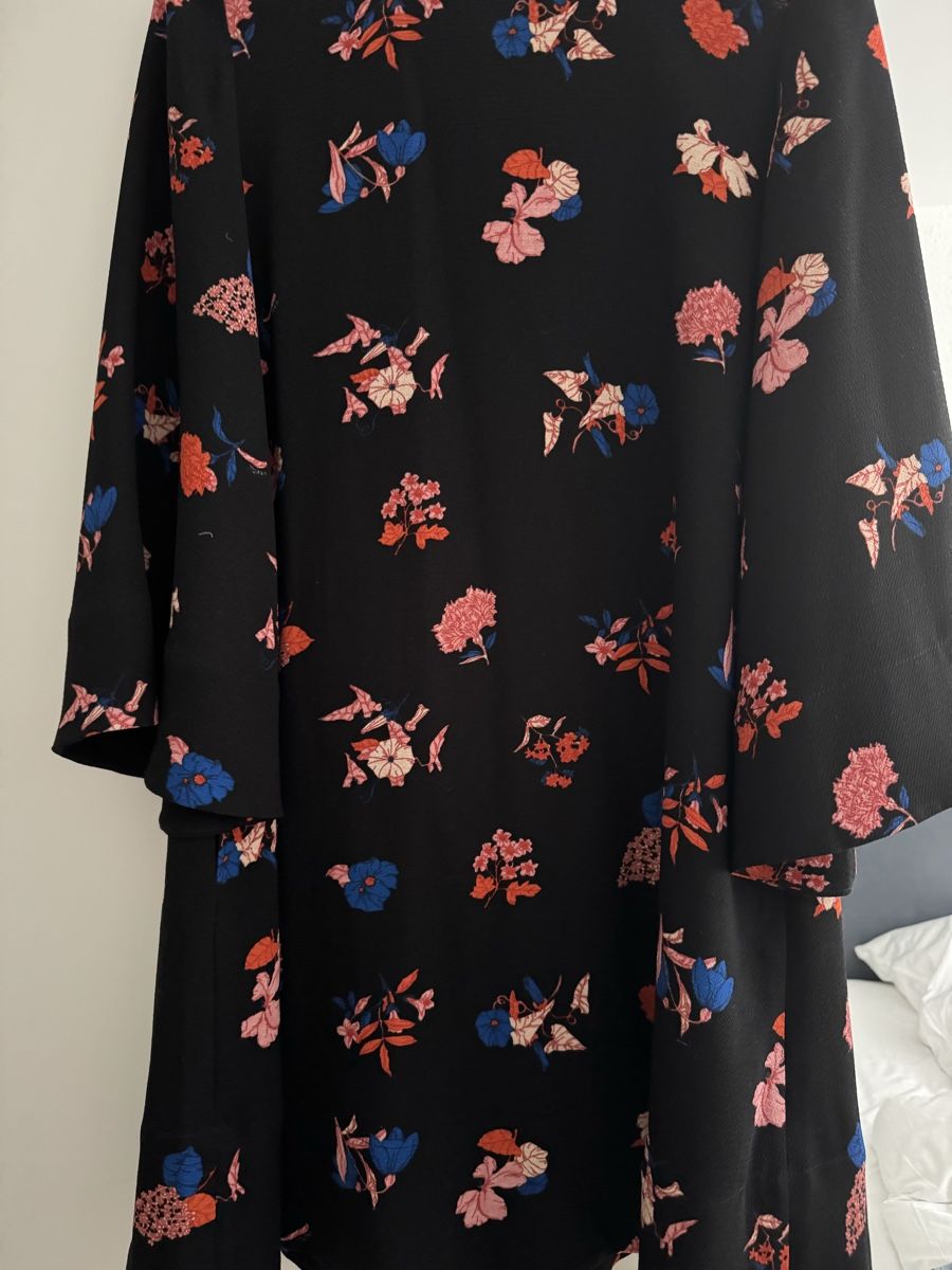 Essentiel Antwerp Vestiti: Essential Antwerp Kleid mit Trapezärmeln  – Usato da Zürich venduto da ann_j9z9
