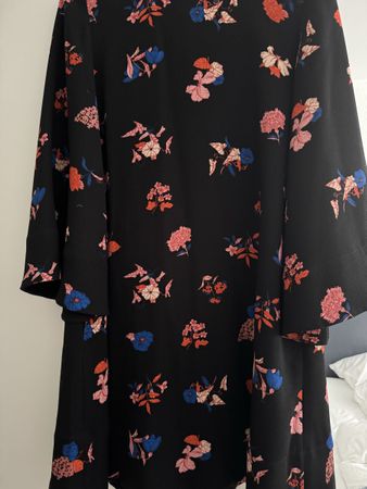 Essential Antwerp Kleid mit Trapezärmeln 