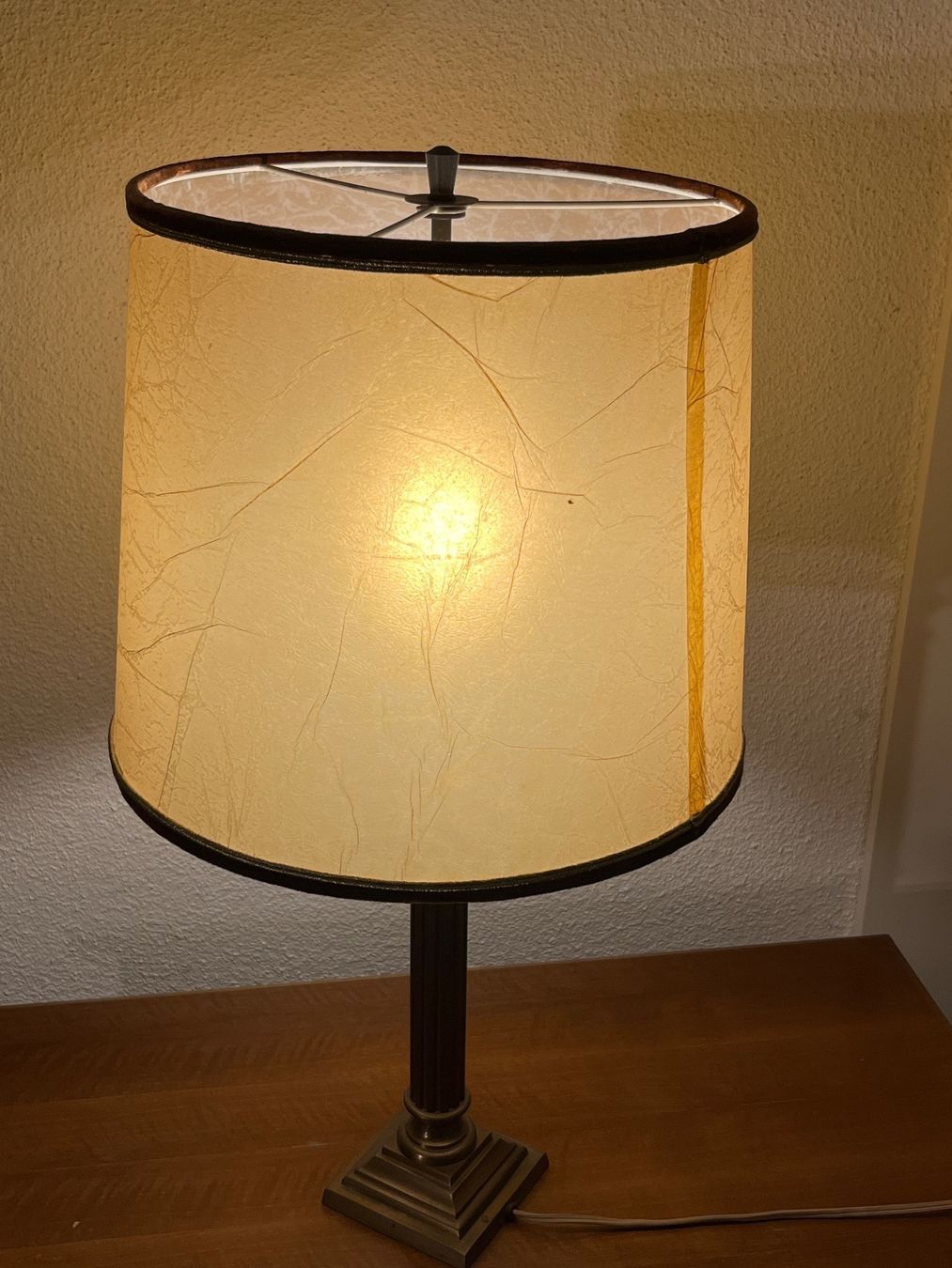 Lampen: Vintage Tischlampe mit Papierschirm – Gebraucht aus Luzern von Jiggy_8898 1