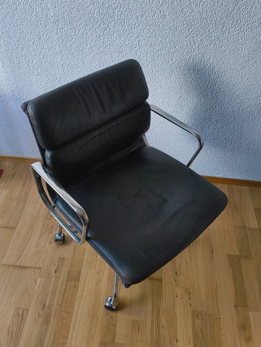 Vitra Chaises: Vitra Eames Softpad Chair auf Rollen – D'occasion à Bäch SZ par Architekt66 5