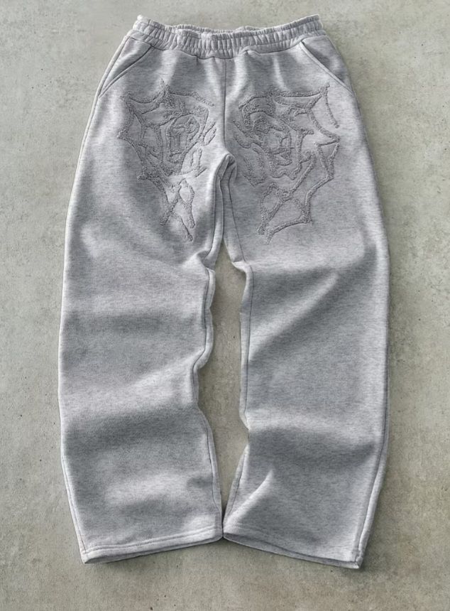 Pantalons: Pantalon de jogging gris avec roses brodées. – Neuf avec emballage d'origine à courtelary par meh_hgx9 4