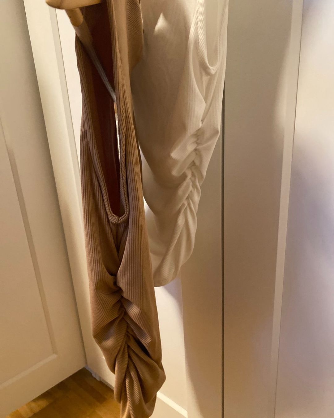Tops: 2 Tops (camel & weiss) Gr. S/M – Gebraucht aus Unterengstringen von cck_ 2