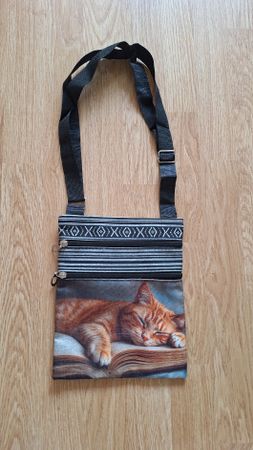 Schöne Tasche mit süsser Katze auf Buch – Neuwertig!