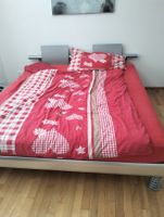 Bett mit Nachttisch und Kommode und Bild