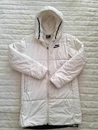 Doudoune Nike blanche, taille S, parfait pour l'hiver!