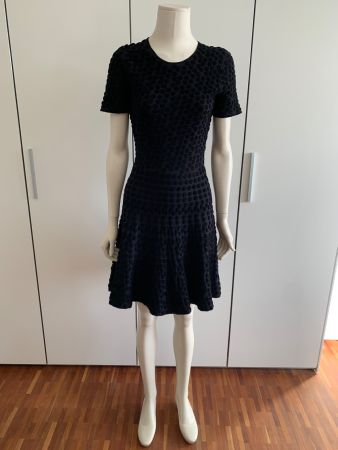 AKRIS: Herrlich swingendes, figurbetontes Kleid mit Struktur