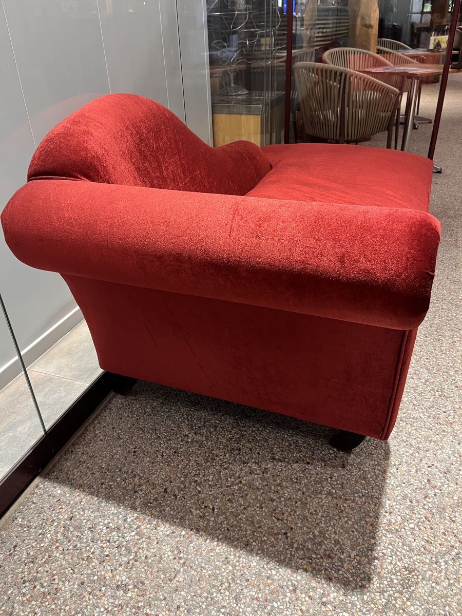 Sofas: Red Velvet Chaise Lounge Used Condition – Gebraucht aus St. Moritz von ver_kn95