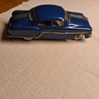 Antikes Blechspielzeugauto mit Schwungrad