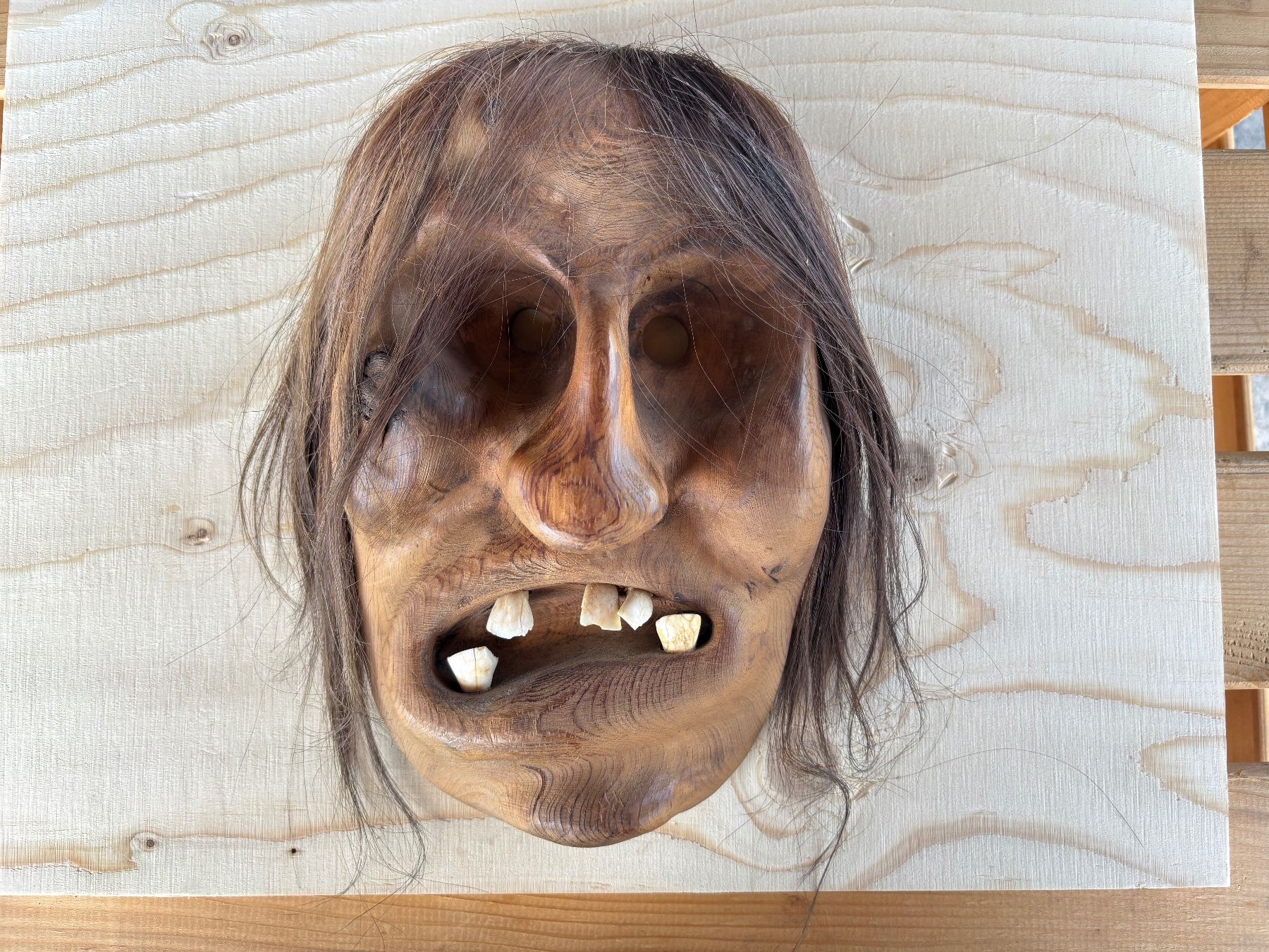 Autres antiquités ou arts: schöne alte Walliser Holzmaske – D'occasion à Feldbach par Olive1