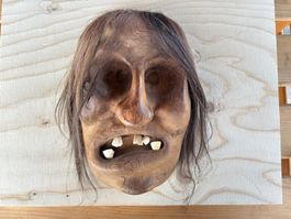 schöne alte Walliser Holzmaske