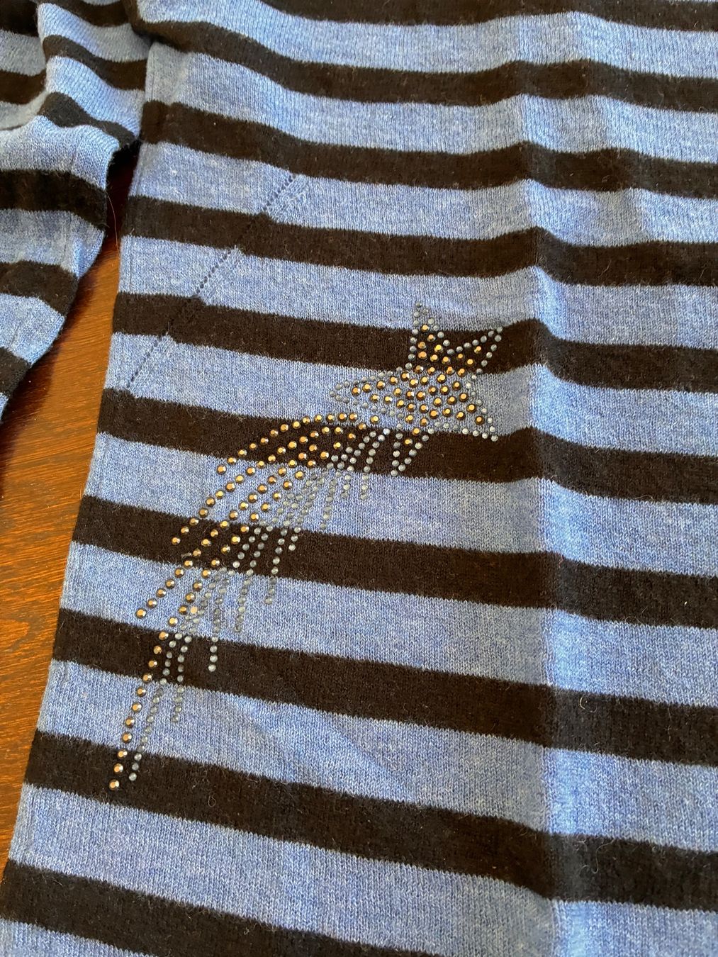 Maglioni & Felpe: Pull rayé bleu noir avec strass occasion bon état – Usato da Mies venduto da pulrichg 1