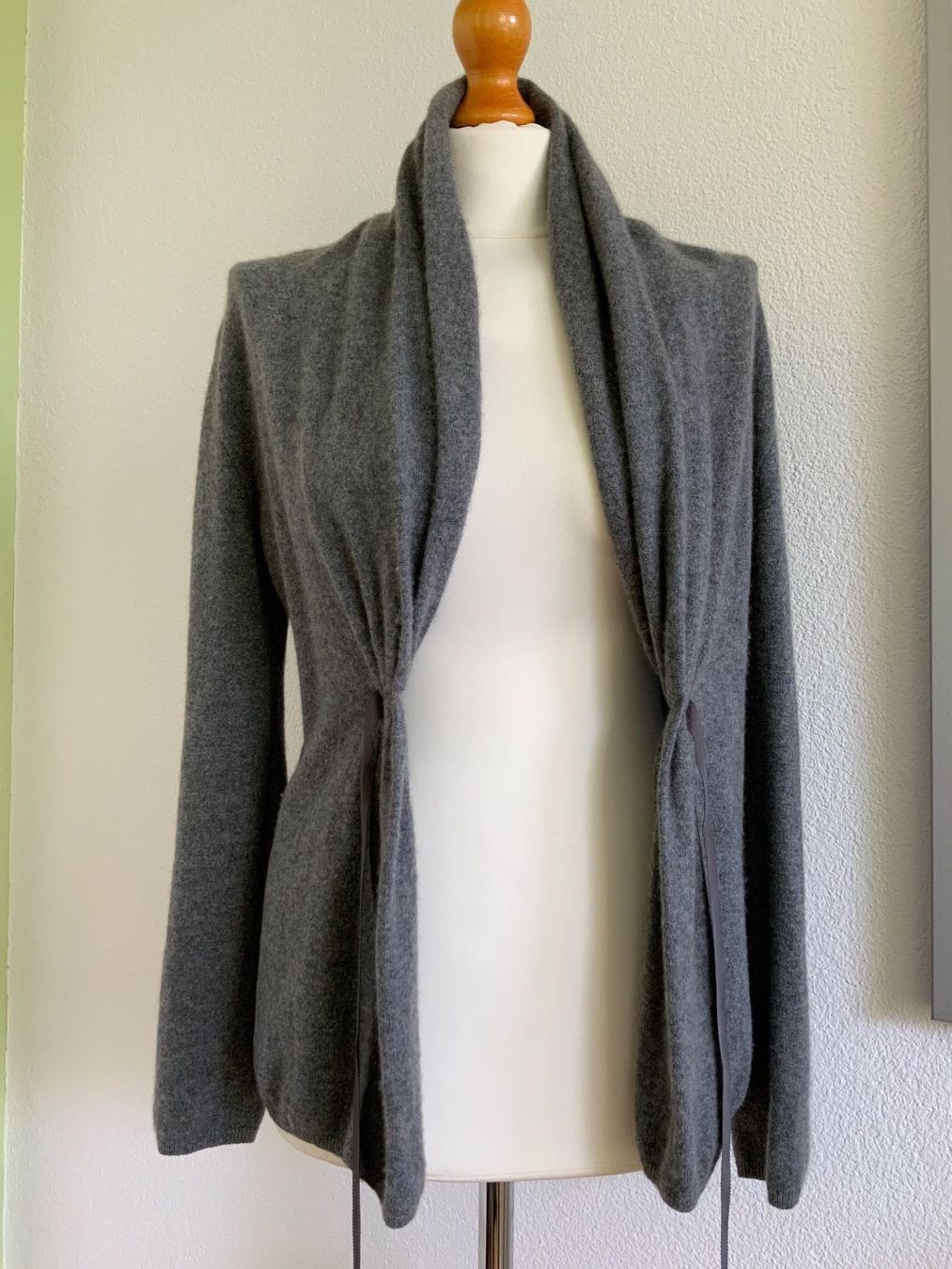 Giacche: Edle Feinstrickjacke, Kaschmir 100%, grau meliert, Gr. 34 – Usato da Zürich venduto da ancillaschmidhauser 1