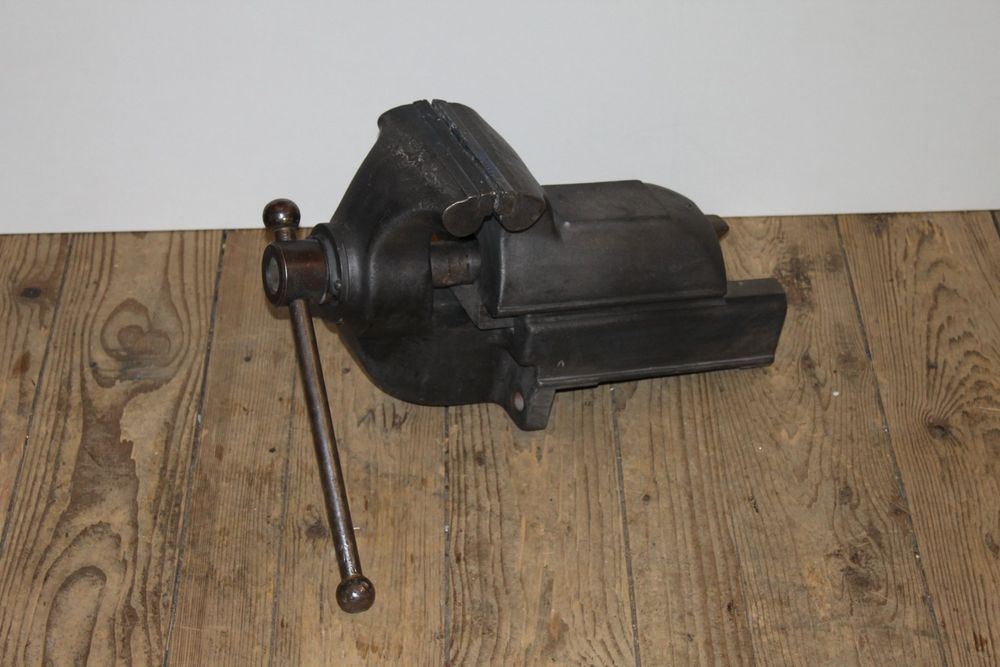 Antiker Ausgefallener Zweitüriger Kleiderschrank Mit 2 Schubladen In