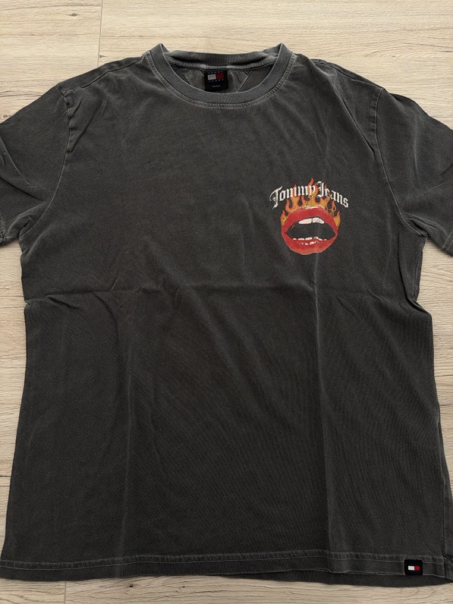 Tommy Hilfiger T-shirt: T-shirt Tommy Jeans taille M – Usato da Moutier venduto da francisco20