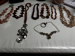8 Colliers aus Stein oder Glas