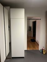 Weisser Schrank mit drei Ablagen