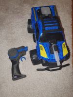 RC Monstertruck mit Fernsteuerung